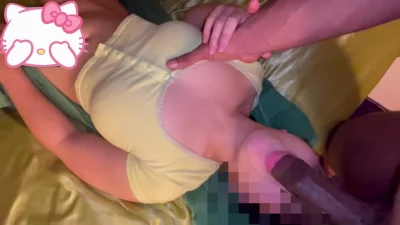 被黑人操尿了！这么长的鸡巴插进去谁不失禁，还深喉